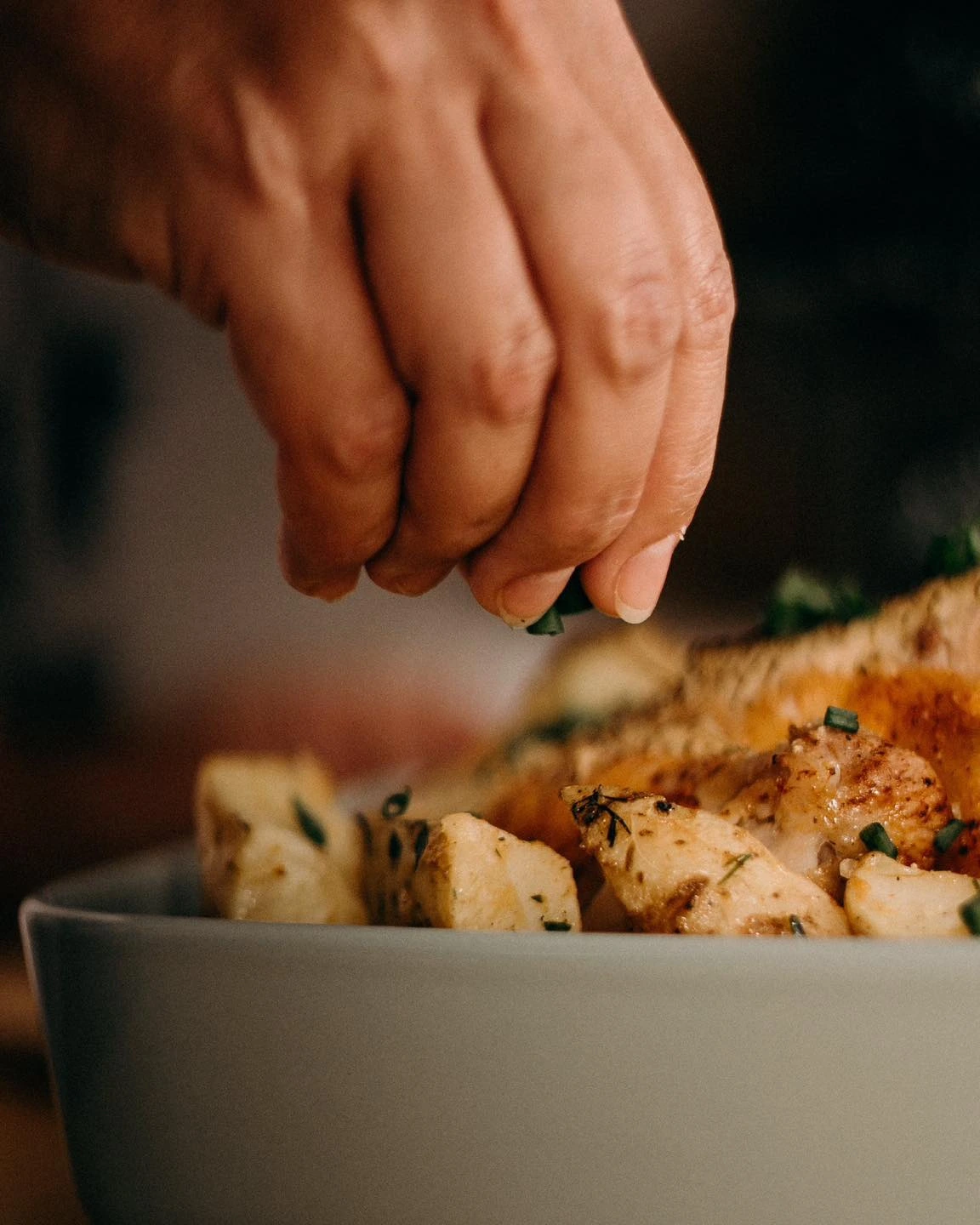 Chef bereidt een Mediterraans gerecht